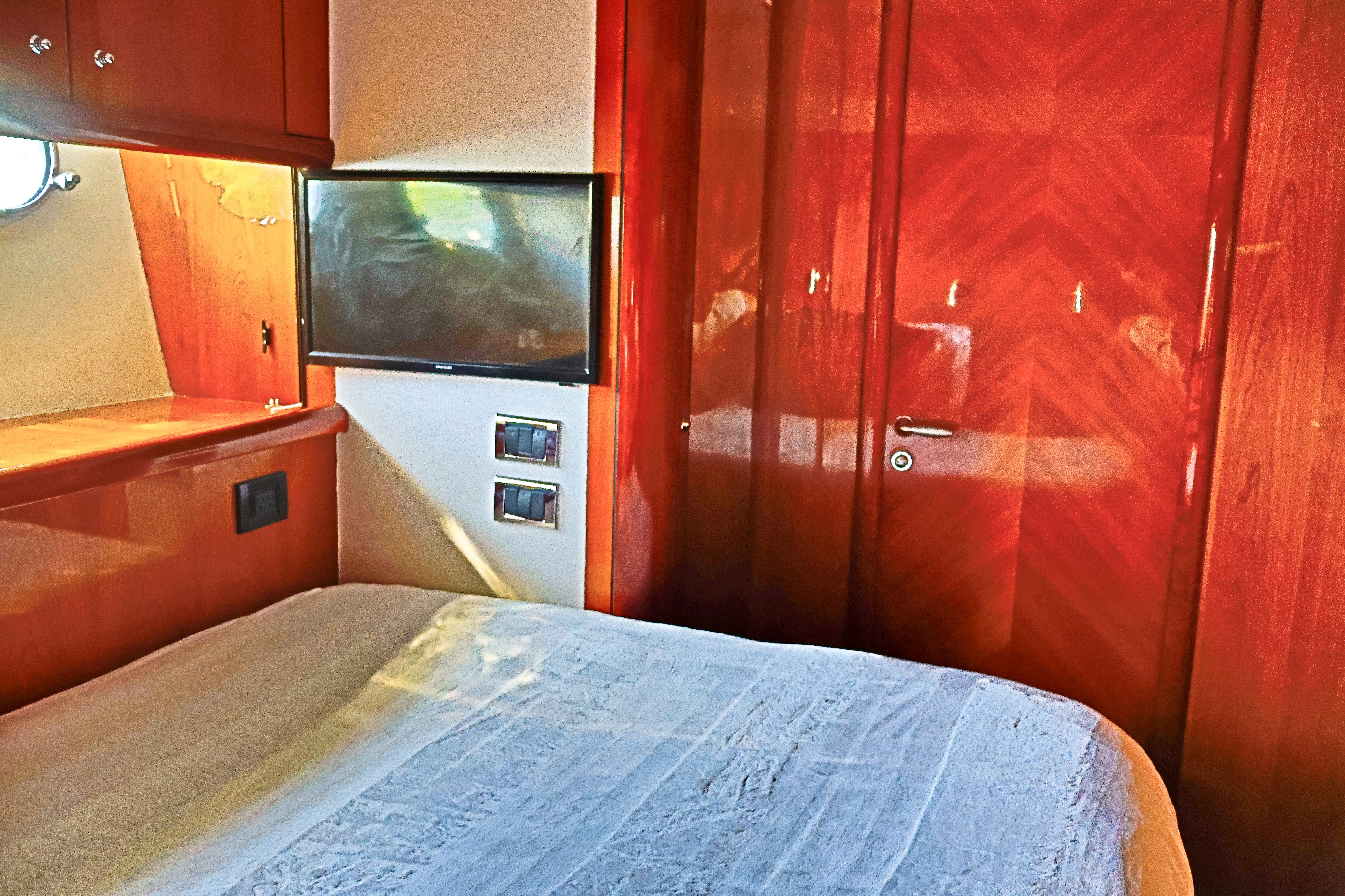 90ft Sunseeker Deep Blue VIP stateroom bed